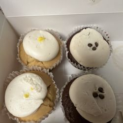 Lemon and brown velvet cupcakes