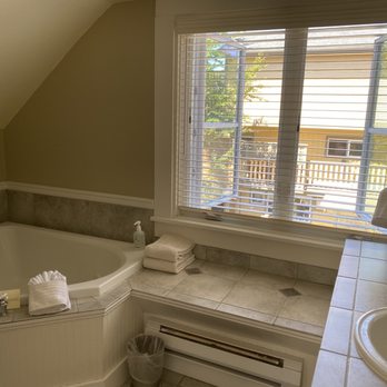 Tucker House Inn - Nice bathroom! - Hotels Near Me - Friday Harbor, Washington Tucker House Inn - Nice bathroom! - Hotels Near Me - Friday Harbor, Washington
