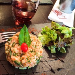 La Route des Épices - Un peut tartare de saumon sur lit de concombre avec basilic et coriandre. L'extase de la fraîcheur !