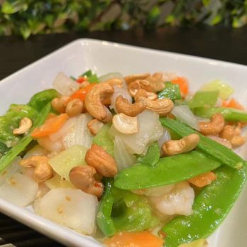 Chef Tang - a plate of stir fried vegetables with cashews - Thai Near Me - Verdun, Quebec