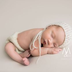 Moments & Co - Newborn posed on blanket