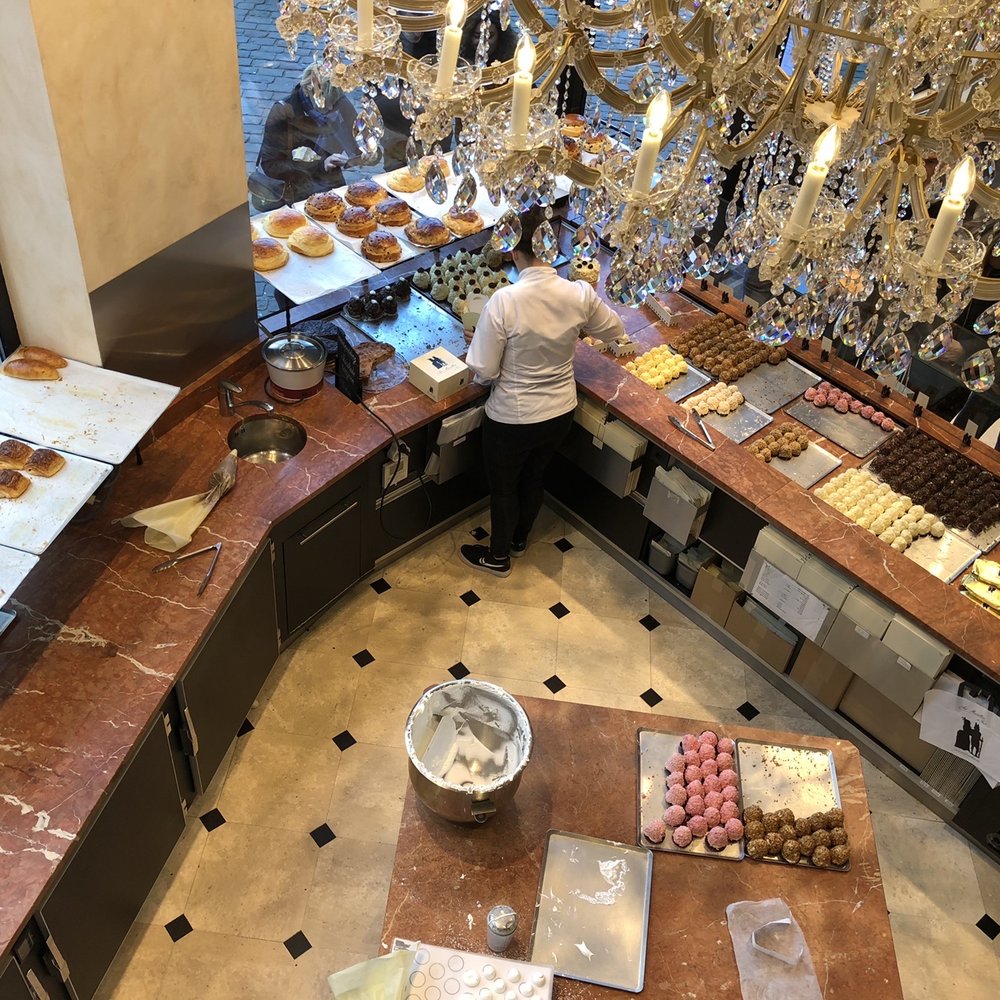 Aux Merveilleux - Patisserie/Cake Shop Near Me - Bruges, VWV