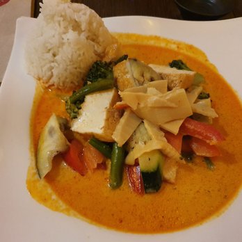 Hanami - Tofu with red curry sauce and rice - Sushi Bars Near Me - Lutherstadt Wittenberg, ST