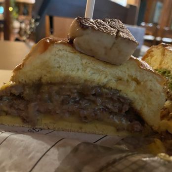 Restaurante Chiqui - El corte de las hamburguesas - Spanish Near Me - Celorio, O