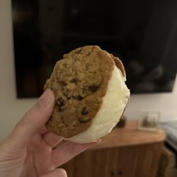 The Wheely Cool - Oatmeal raisin cookie with vanilla ice cream