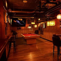 Leroy's Lounge - Pool table