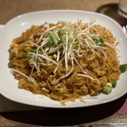 Bangkok City Thai Cuisine - Chicken pad Thai