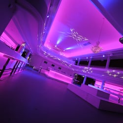 Theatro - Innenraum mit 3 Bars und der Galerie