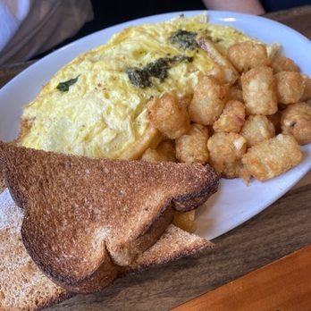 Ellie's Farmhouse - Mediterranean omelette - Breakfast & Brunch Near Me - Southington, Connecticut