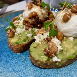 Eathos - Avocado smash with poached eggs
