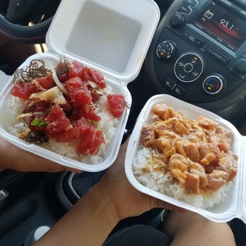 Ono Seafood - Shoyu on the left and Spicy Ahi on the right (both are regular sizes with white rice). GET THE SPICY AHI!! - Seafood Near Me - Honolulu, Hawaii