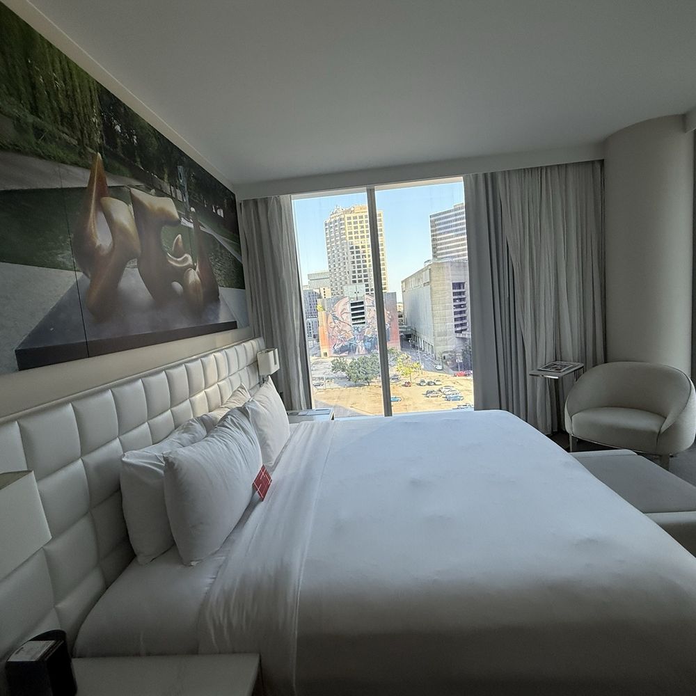 HALL Arts Hotel - Bedroom - Hotels Near Me - Dallas, Texas HALL Arts Hotel - Bedroom - Hotels Near Me - Dallas, Texas