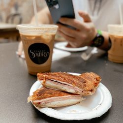 Café Cuatro Sombras - Croissant sandwich and hazelnut latte