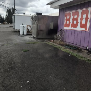 Oregon Barbecue - The propane tanks are used instead of the giant pit in front of the store - Barbeque Near Me - Albany, Oregon