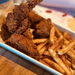 Lazy Dog Restaurant & Bar - Kids chicken and fries