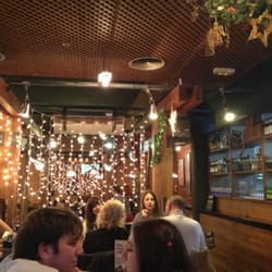 Fosters Hollywood - Vistas desde una mesa pròxima a la cocina, con la decoraciòn navideña