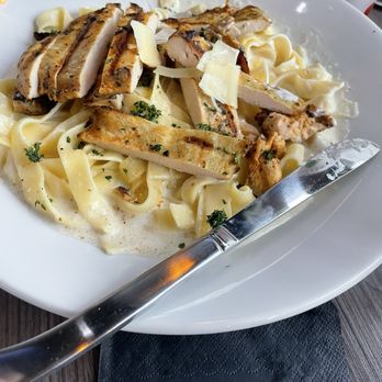 Dovini Italian Bar & Grill - Chicken Fettuccine Alfredo - Italian Near Me - Bridgeport, Texas Dovini Italian Bar & Grill - Chicken Fettuccine Alfredo - Italian Near Me - Bridgeport, Texas