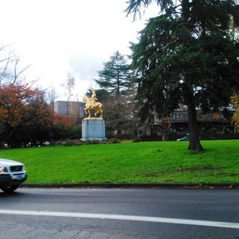 Coe Circle - Green space. - Parks Near Me - Portland, Oregon