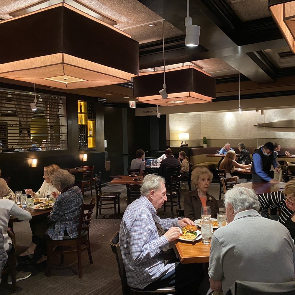 Di Pescara - a large group of people eating at a restaurant - Italian Near Me - Northbrook, Illinois Di Pescara - a large group of people eating at a restaurant - Italian Near Me - Northbrook, Illinois