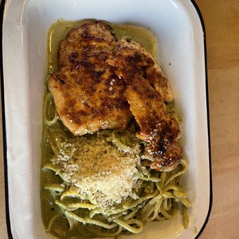 Casa Chaskis - Tallarin Verde con Pollo - Peruvian Near Me - Long Beach, California Casa Chaskis - Tallarin Verde con Pollo - Peruvian Near Me - Long Beach, California