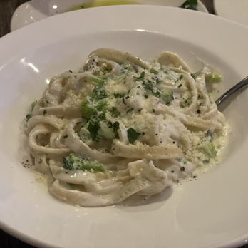 Shrodi's - Cucina di Maria - Fettuccine Alfredo with veggies - Italian Near Me - Pittsburgh, Pennsylvania