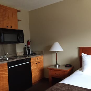 Super 8 by Wyndham Castlegar BC - Kitchenette in room - Hotels Near Me - Castlegar, British Columbia