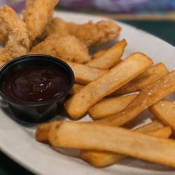 Beckham's Sarasota Restaurant On The Trail - Chicken tenders with steak fries and BBQ