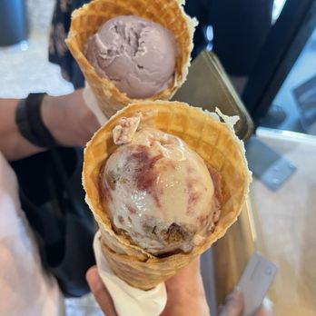 Salt & Straw - Honey Lavender Banana Bread with Strawberry Jam - Ice Cream & Frozen Yogurt Near Me - Santa Rosa, California