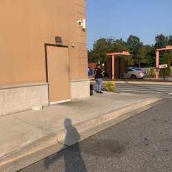 Dunkin' - Outside