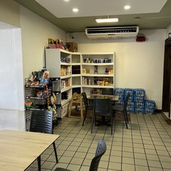 Panaderia Mallorca de la 65 - Un ates de artículos de necesidad
