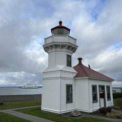 Mukilteo Lighthouse & Gift Shop - The Lighthouse during the day