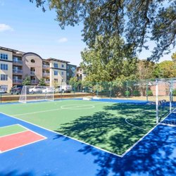Elan Apartments - A basketball court with a green surface and a blue background