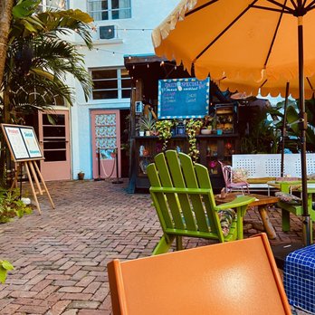Broken Shaker - The patio - Cocktail Bars Near Me - Miami Beach, Florida