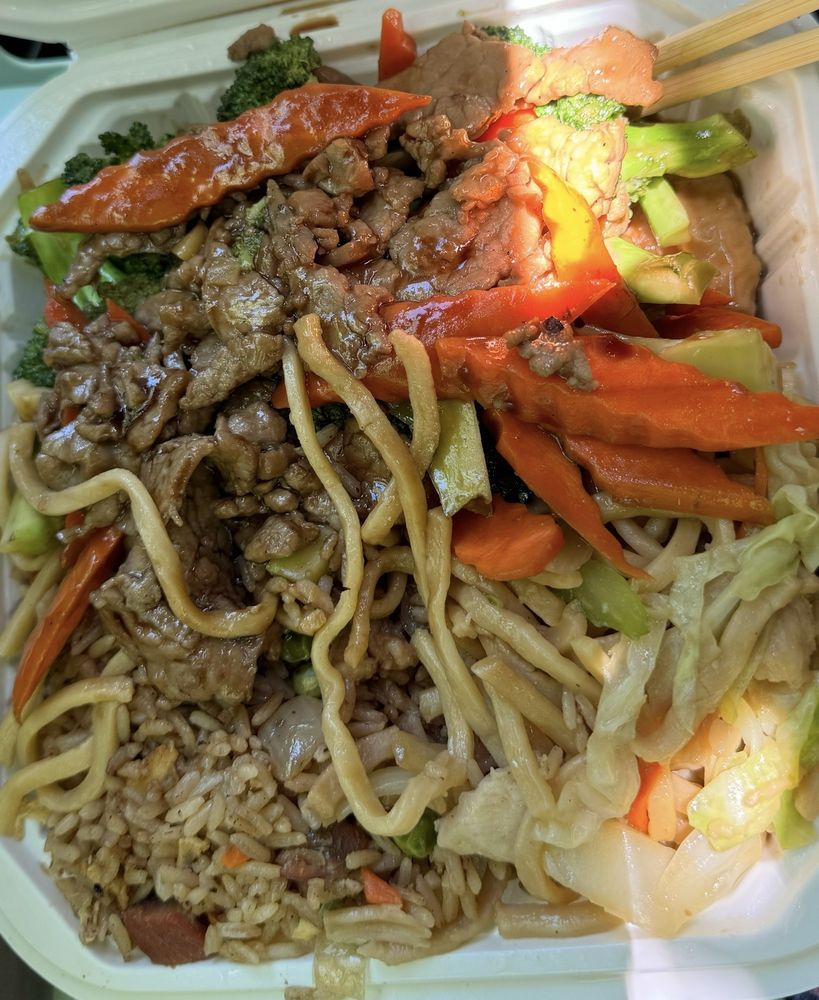 Hot Wok Chinese  Food Logo