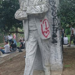 Şairler Parkı - Yillardir sordugum sorunun cevabi sonunda heykelin dibine plakayla yazilmis :)