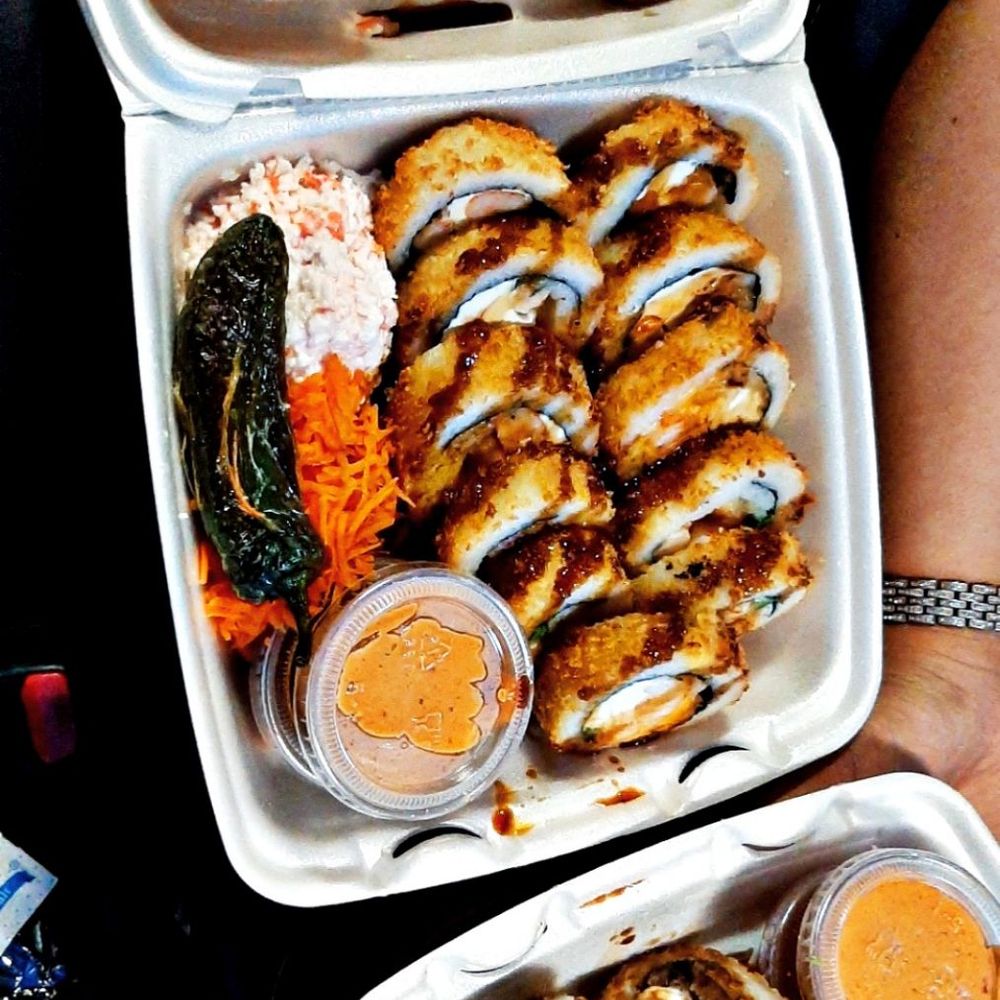 Shrimp roll, mar y tierra, guamuchilito roll Shrimp roll, mar y tierra, guamuchilito roll