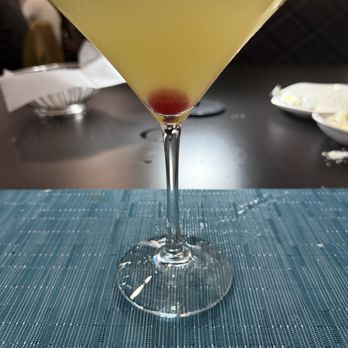 Roberto's Trattoria & Chophouse - Jamitini - Absolut Vanilla Vodka, Passoa Passion Fruit Liqueur, vanilla syrup, lime juice, and champagne. - Italian Near Me - Saint Louis, Missouri