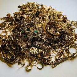 Every piece has value. Bring your gold jewelry in for a free evaluation from our experienced team.