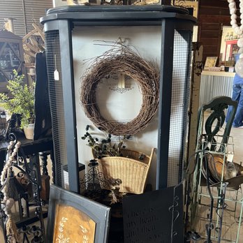 The Primitive Barn - Antiques Near Me - Linden, California