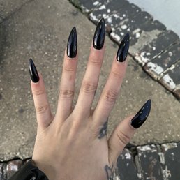Full set stiletto acrylics.black gel polish. One week old
