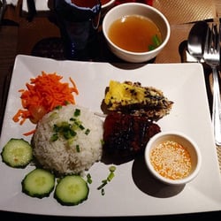 Chez Mme Chau - Émincé de porc & omelette de crabe a la vietnamienne, sauce sésame.