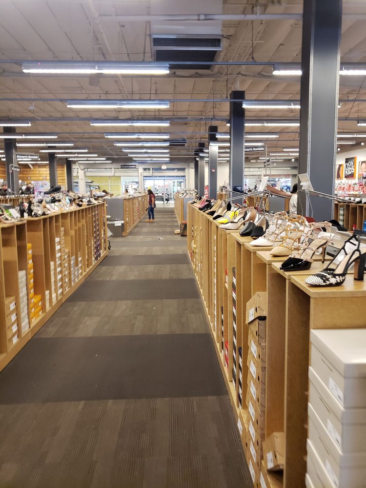 dsw shoes open today