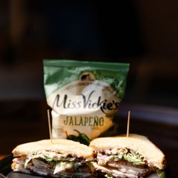 The White Rabbit Coffee House - Gobbler

Turkey, swiss cheese, creamy garlic spread, cranberry chutney, lettuce and tomato on artisan multigrain bread