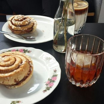 kaffe hörna - Cinnamon roll with cold brew - Coffee & Tea Near Me - Nuremberg, BY