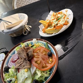 Tanto Monta - Salad and patata bravas - Halal Near Me - Seville, SE
