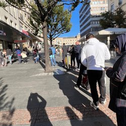 Swatch-Store - Line outside when I arrived at 9:30 am when they supposed to open. It's now  10:15 am and no sign of pending. Is this a European thing?