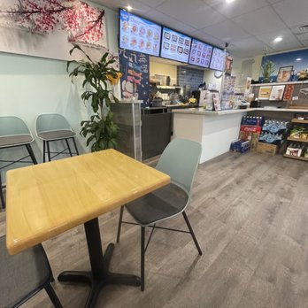 Hou Fish Market - dining room - Poke Near Me - Honolulu, Hawaii Hou Fish Market - dining room - Poke Near Me - Honolulu, Hawaii