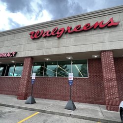 Walgreens - Curbside pick up is on the Side of Walgreens's