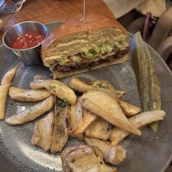 Duchin Lounge - Burger and fries