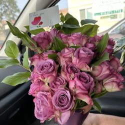 Lilylu Flowers - 2 dozen "purple" roses they are even dying and this pic was taken right after I left the shop when you looks at these do you think 195?